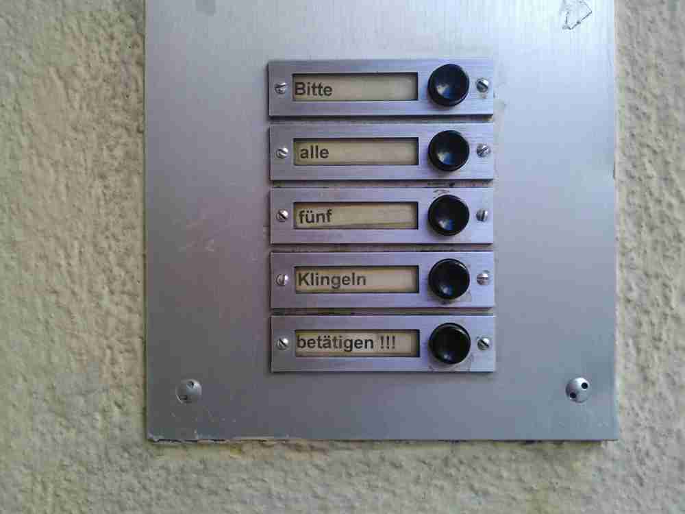 Geheimnisse an der Wohnungstür: Warum ein Klingelschild sich entblößen kann